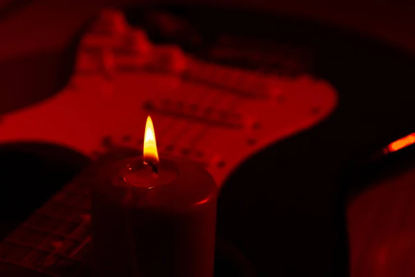 Guitarra elétrica e velas — Fotografia de Stock