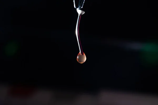 Macro goutte d'eau avec du sang sur fond noir — Photo