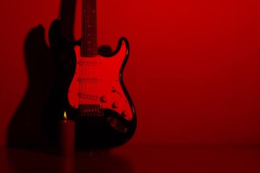 Elektro gitar ve mumlar.
