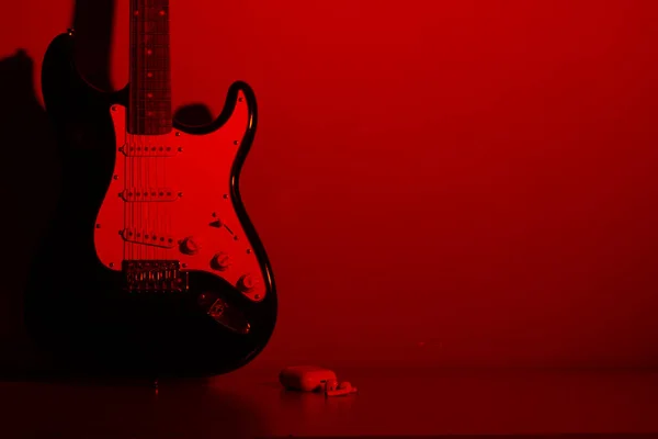 Elektrisk gitarr med hörlurar — Stockfoto