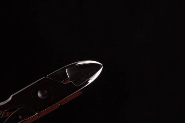 Siyah arka planda diş ekipmanları. Diş hekimliği bürosunda ekipman ve diş aletleri. Aletler yakın plan. Dişçilik