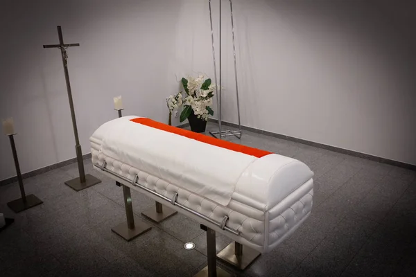 Гроб с польским флагом Похоронное бюро с новым современным дизайном в стиле софа-честера — стоковое фото