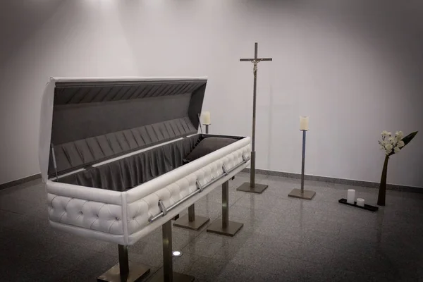 Coffin met nieuwe moderne als een Sofa chester stijl. — Stockfoto