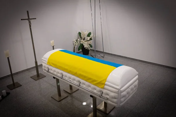 Coffin Ukraine Flag Κηδεία σπίτι με νέα μοντέρνα σαν ένα φέρετρο Καναπές Τσέστερ στυλ — Φωτογραφία Αρχείου