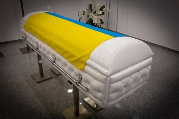 Coffin Ucrânia Bandeira Funeral casa com novo moderno como um estilo de caixão Sofá chester — Fotografia de Stock