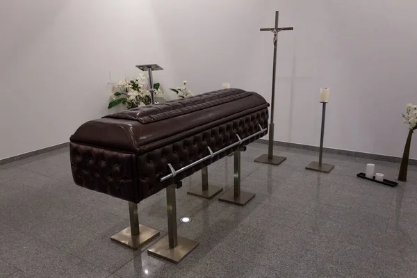 Coffin. Funeraria con nuevo moderno como retro Chesterfield —  Fotos de Stock