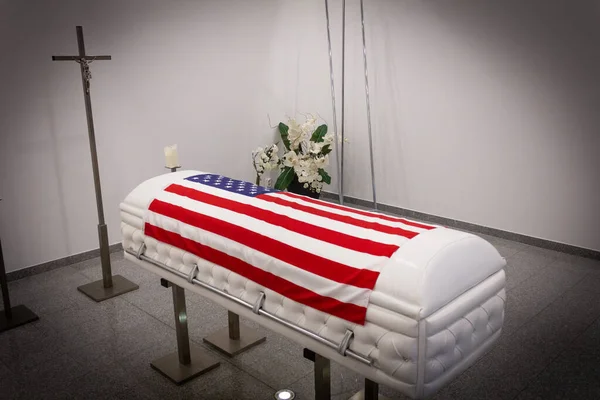 ΗΠΑ Κηδεία σπίτι με νέα σύγχρονη σαν ένα φέρετρο Καναπές Τσέστερ στυλ. Αμερικανική σημαία — Φωτογραφία Αρχείου