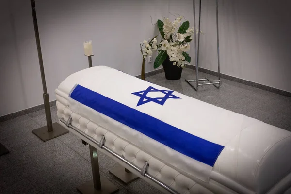 Un cercueil juif israélien. cercueil juif. Maison funéraire avec un nouveau design moderne comme rétro Chesterfield — Photo