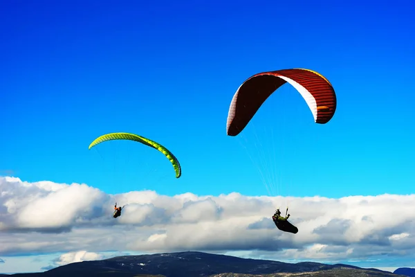 Kite flyers in the sky background — Stock Photo, Image