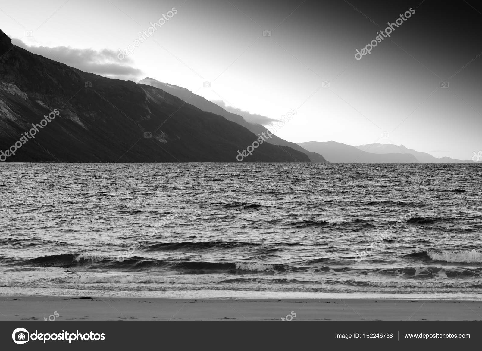Preto E Branco Noruega Beira Mar Montanha Paisagem Plano De Fundo