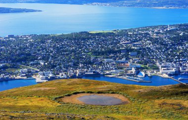 Dağ Göl Manzaralı Tromso şehir arka plan üzerinde