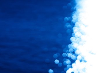 Parlayan ay yol Okyanusu günbatımı arka plan sağa hizalanmış