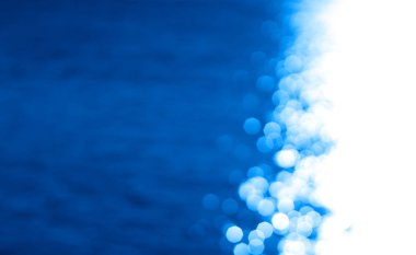 Parlayan ay yol Okyanusu günbatımı arka plan sağa hizalanmış