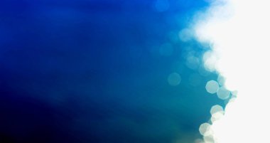 Parlayan güneş yol okyanus mavi arka plan sağa hizalanmış