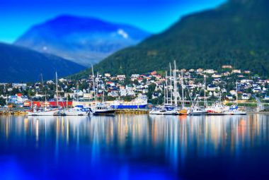 Tromso şehir Yatlar eğik arka plan ile