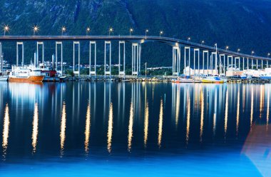 Alev arka plan ile Norveç akşam köprü