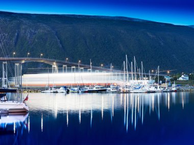 Geminin arka plan geçen ile Norveç gece köprü