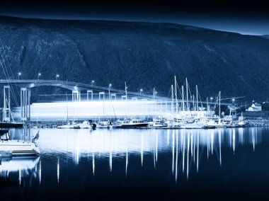 Geminin arka plan geçen ile Norveç gece köprü