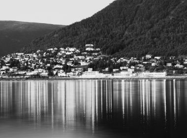 Tromso toplumun ışıklar yansımaları arka plan ile