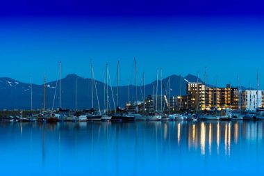 Tromso yat kulübü şehir arka plan geceleri