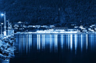 Lamba yansımaları arka plan ile gece Tromso city pier