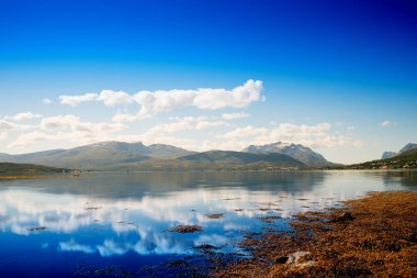 Norveç hills bulutlar yansıma manzara ile