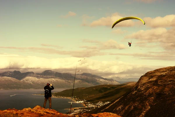 男人看的挪威风筝海报背景图片 — 图库照片