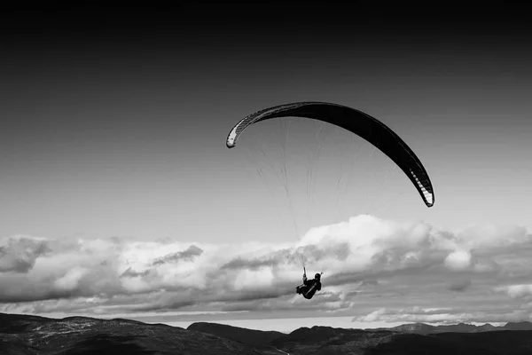 Fekete-fehér kite flyer-ban az ég háttere — Stock Fotó