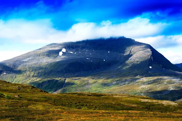 Горный холм Норвегии на фоне облаков — стоковое фото