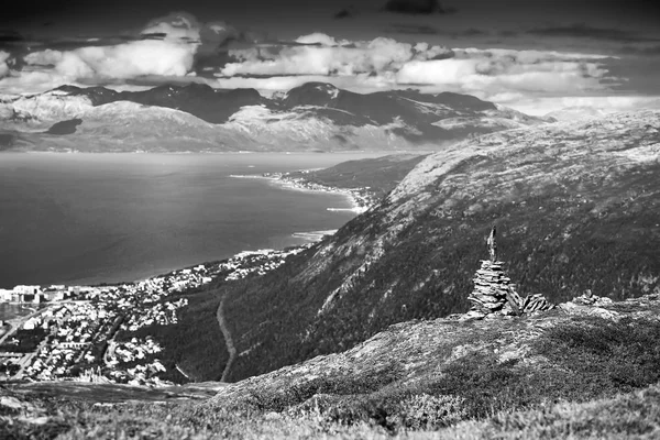 Schwarz-weiße norwegische Zen Felstürme Hintergrund — Stockfoto
