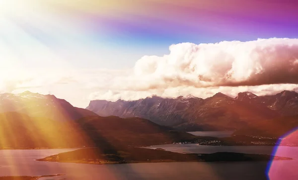 挪威峡湾通道与太阳耀斑背景 — 图库照片