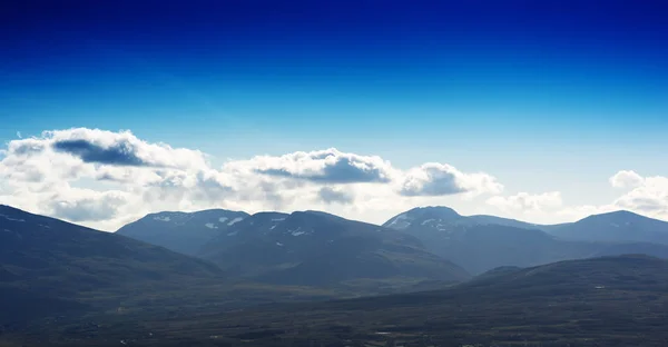 Noruega montanhas com fundo de paisagem nublada — Fotografia de Stock