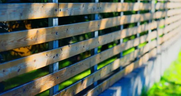 Ferme d'été fond de clôture en bois — Photo