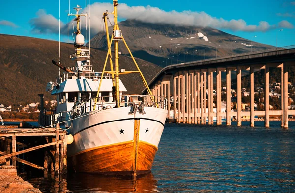 Noruega buque cerca de puente postal fondo —  Fotos de Stock
