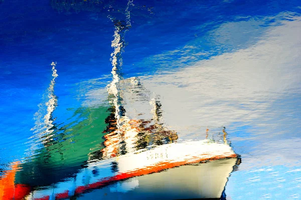 Noruega barco reflexión sobre el fondo de agua —  Fotos de Stock
