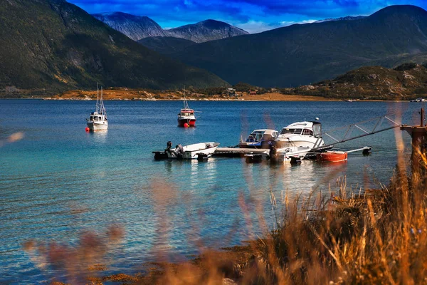 Norge fartyg nära fjord landskap bakgrund — Stockfoto