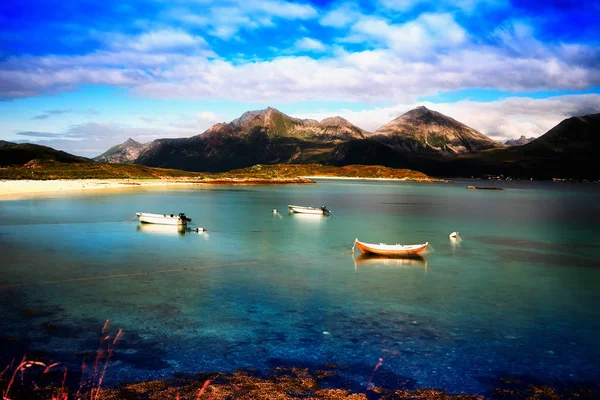 Norvegia barche vicino fiordo paesaggio sfondo — Foto Stock