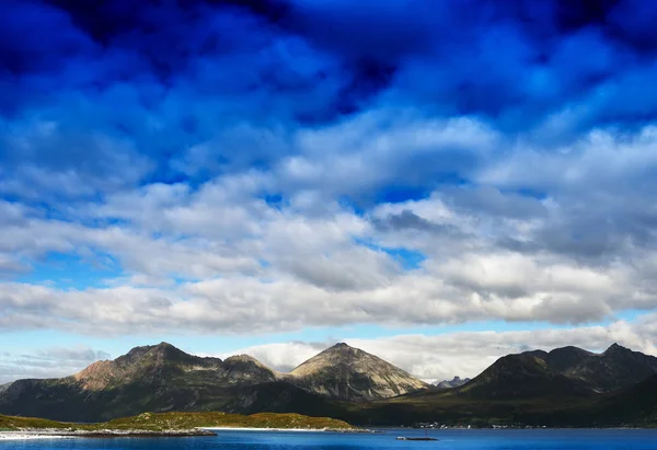 Noruega montañas con nubes dramáticas paisaje fondo —  Fotos de Stock