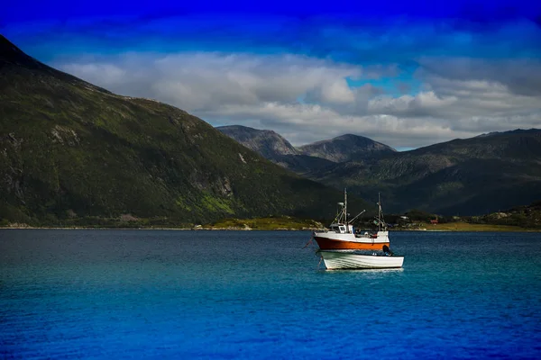 Dwie łodzie w pobliżu Norwegii Fiordy krajobraz tła — Zdjęcie stockowe