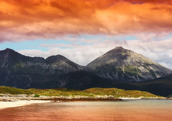 Berge im Abendlicht Hintergrund — Stockfoto