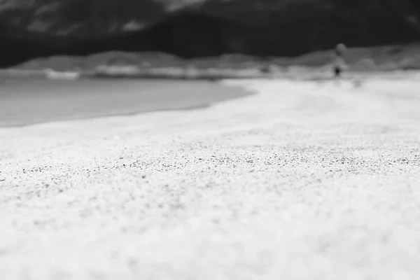Persona borrosa en la playa de arena fondo bokeh —  Fotos de Stock