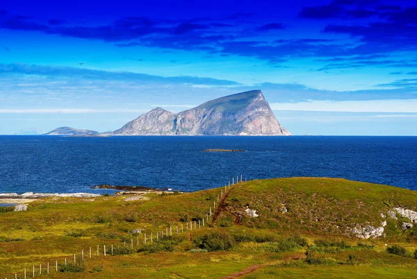 Yalnız Norveç ada manzara arka plan