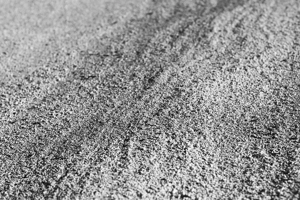 Горизонтальная черно-белая текстура песка на фоне боке — стоковое фото