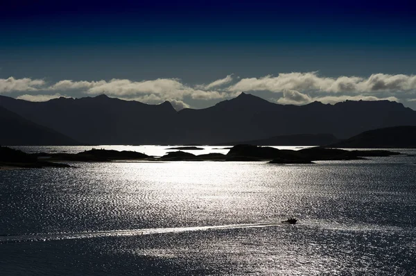 挪威北部群岛骑马船剪影背景 — 图库照片