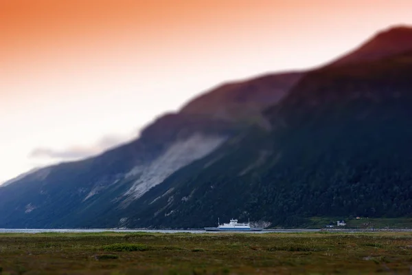Norwegia samotny statek w tle pocztówka fiordów — Zdjęcie stockowe