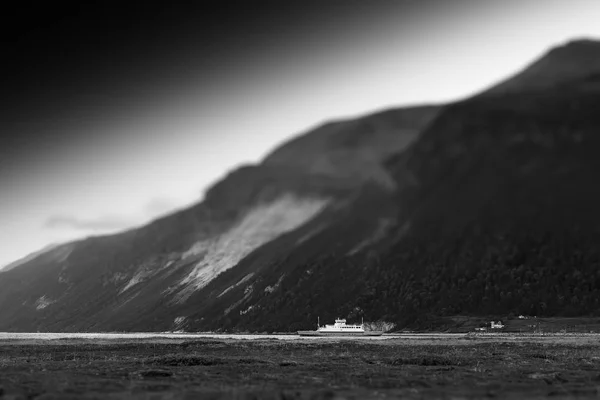 山背景の近くに黒と白のノルウェー船 — ストック写真