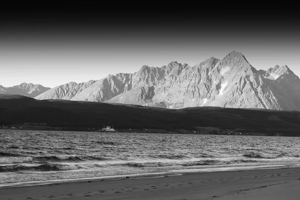 Schwarz und weiß norwegischen Küste Berglandschaft Hintergrund — Stockfoto