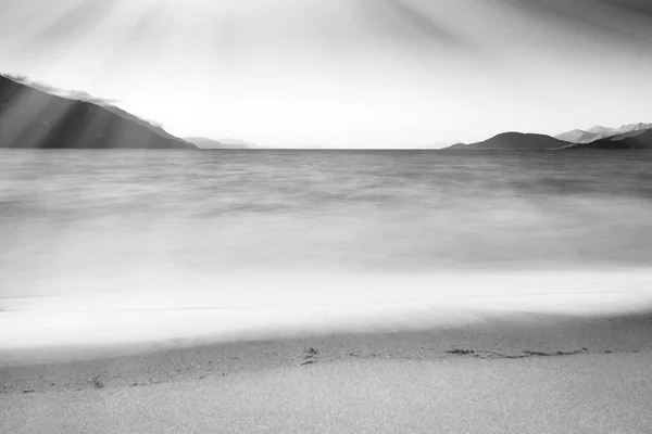 Ondas de marea en blanco y negro con fondo de paisaje con fugas de luz —  Fotos de Stock