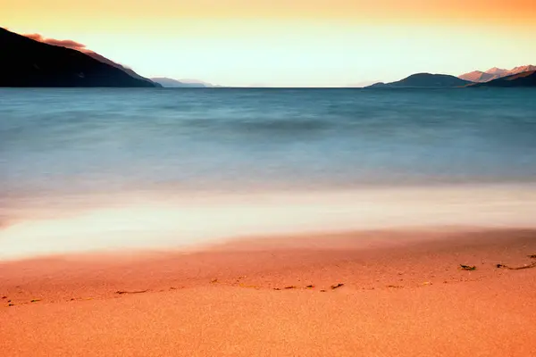 Ondas de maré exposição longa paisagem fundo — Fotografia de Stock