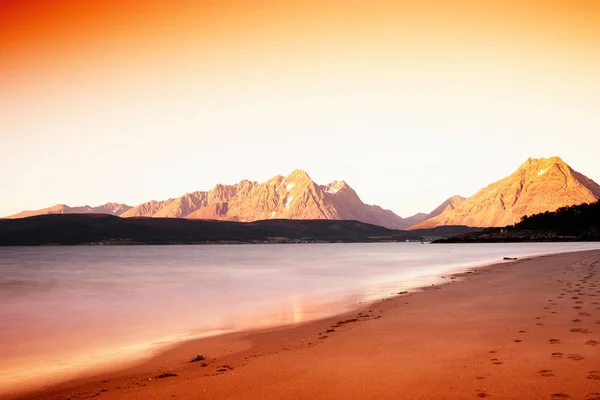 Norte da Noruega montanhas com ondas de maré longa exposição landsca — Fotografia de Stock